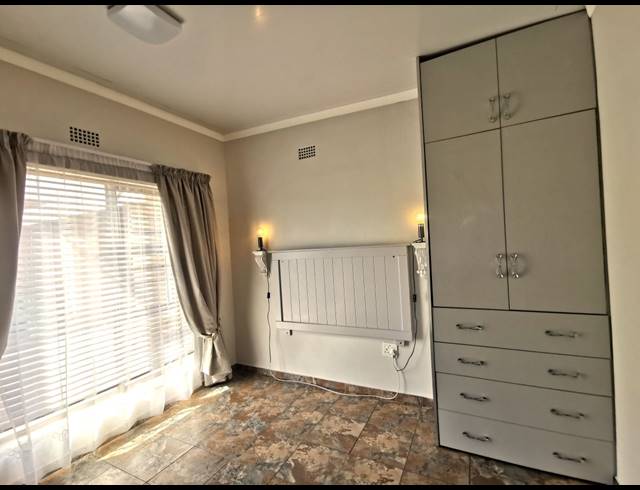 1 BEDROOM FLAT TO LET IN DWARSKERSBOS